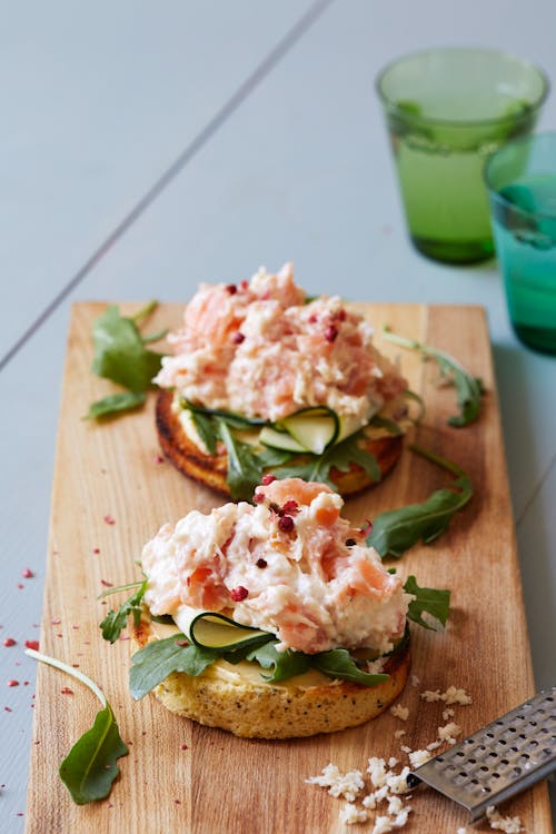 Keto sandwich with smoked salmon and horseradish cream