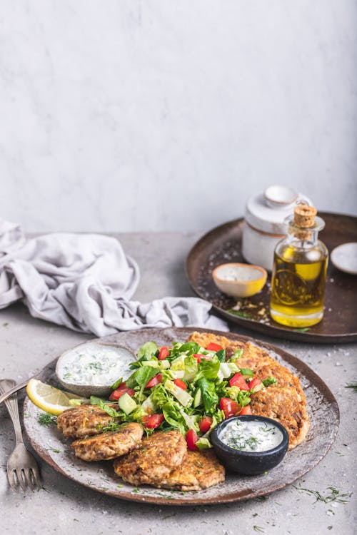 Tuna burger with salad and tzatziki